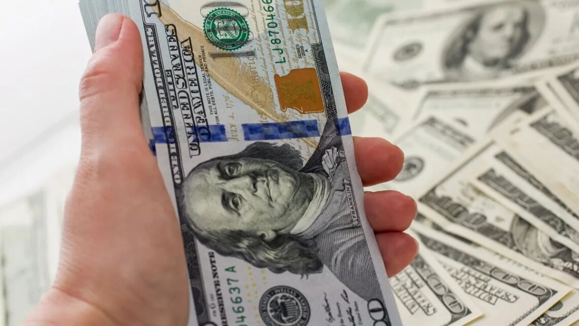 El dólar se consolida arriba de $1.400 y el BCRA acelera la compra de divisas