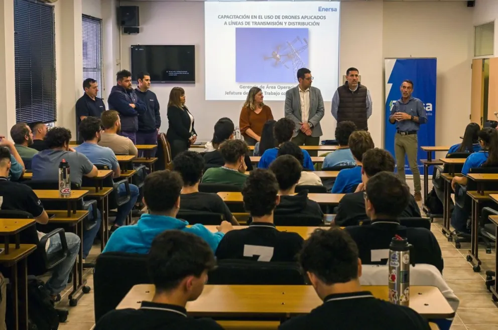 Brindan una charla sobre el uso de drones a estudiantes de escuela técnica