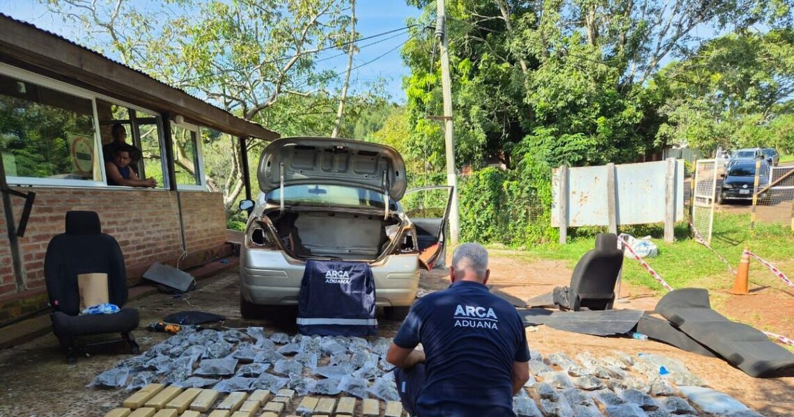 En un control en Misiones, descubrieron 48 kilos de marihuana valuados en más de 160 mil dólares escondidos en un auto