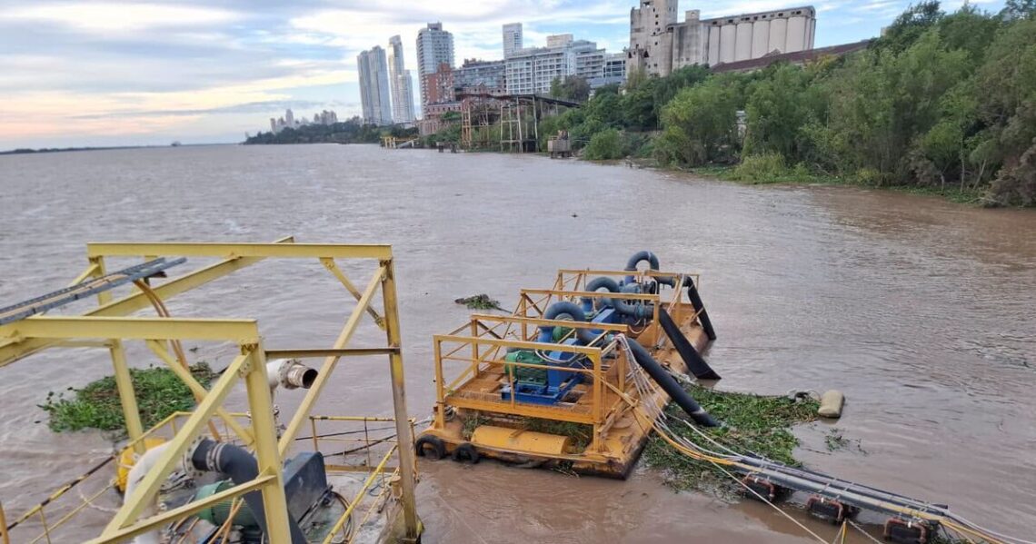 Una invasión de camalotes bloqueó la planta potabilizadora de Rosario y dejó a la región sin agua durante varias horas