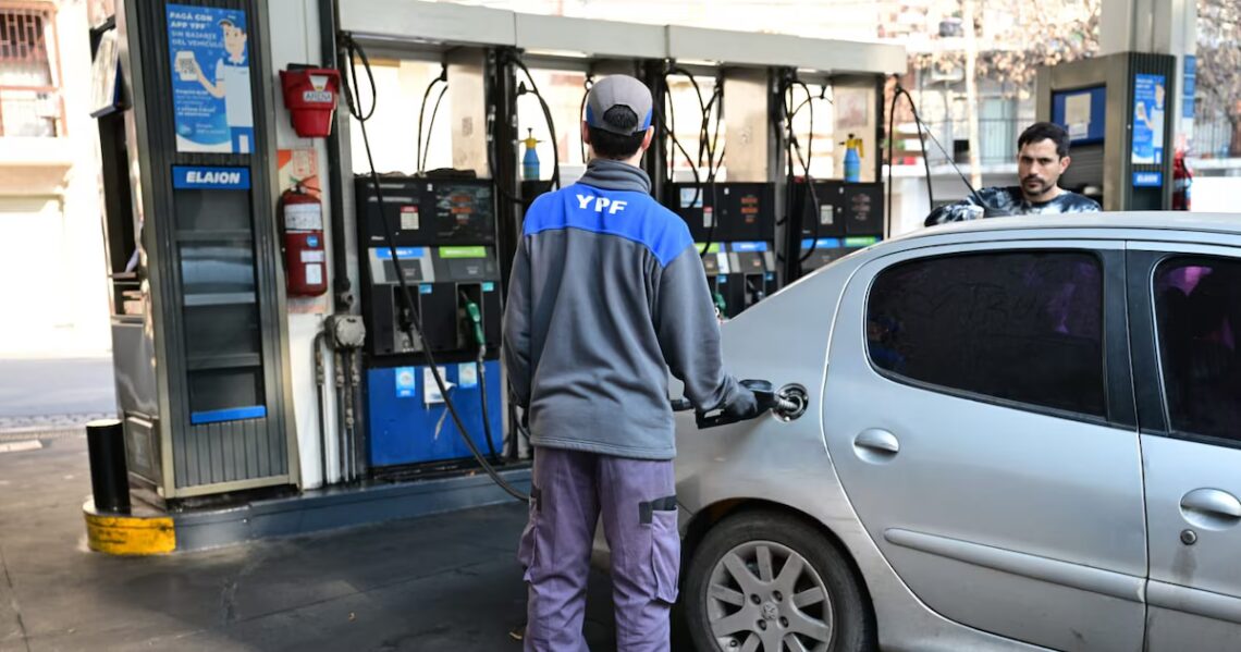 Cuánto van a aumentar la nafta y el gasoil en mayo si las petroleras trasladan la suba del Impuesto a los CombustiblesLas nuevas cifras dependerán de la decisión que tomen las empresas sobre trasladar o absorber el ajuste fiscal