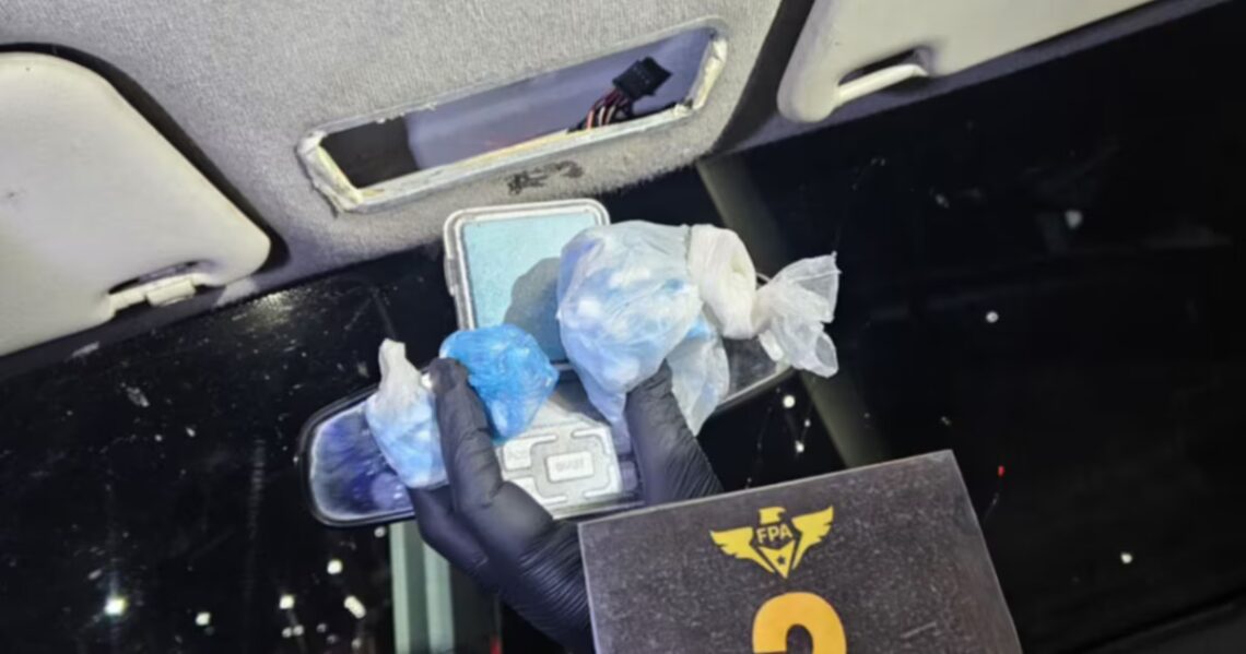 Atraparon a dos jóvenes que ocultaban 150 dosis de droga y una balanza en el techo de su auto