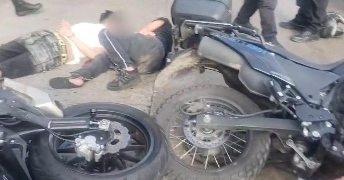 Dos adolescentes de 12 y 16 años resultaron heridos tras robar una moto y ser perseguidos por la policía