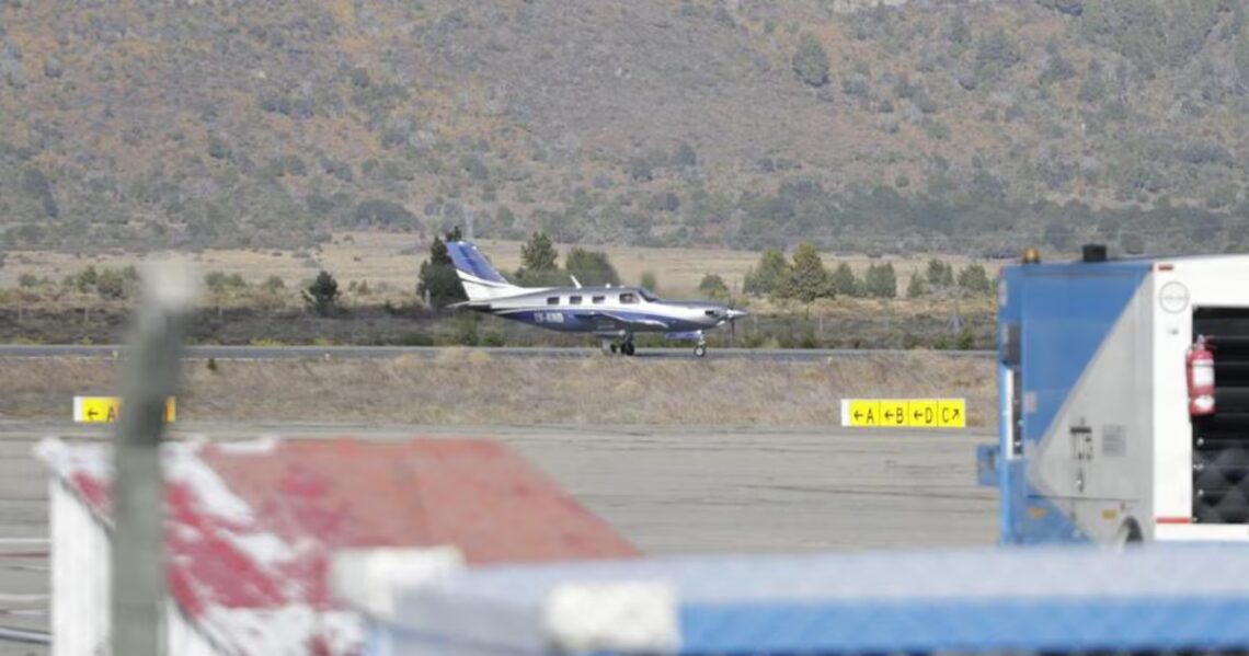 Show de aviones privados en Bariloche: unas 15 aeronaves de los empresarios llegarán al Foro Llao LlaoCon la Reina Máxima de Países bajos como figura principal, el aeropuerto local recibió los primeros aviones privados de los asistentes del encuentro, mientras la Policía de Río Negro y fuerzas federales desplegaron un operativo para garantizar la seguridad de los asistentesPor Francisco Poppe