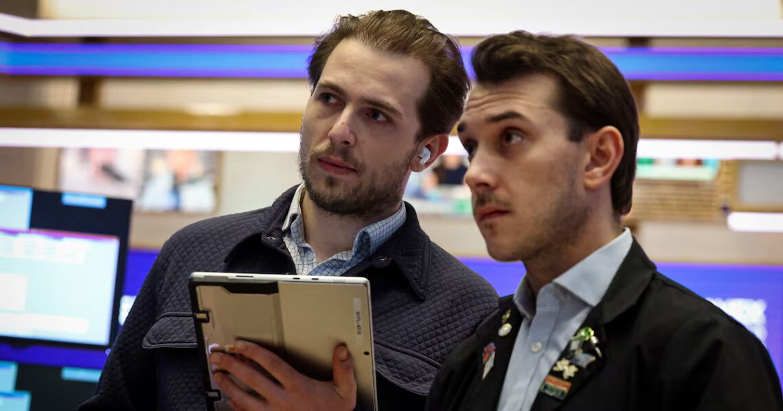 Mercados: bajan las acciones y los bonos se negocian mixtos ante a otra rueda de cautela en Wall Street