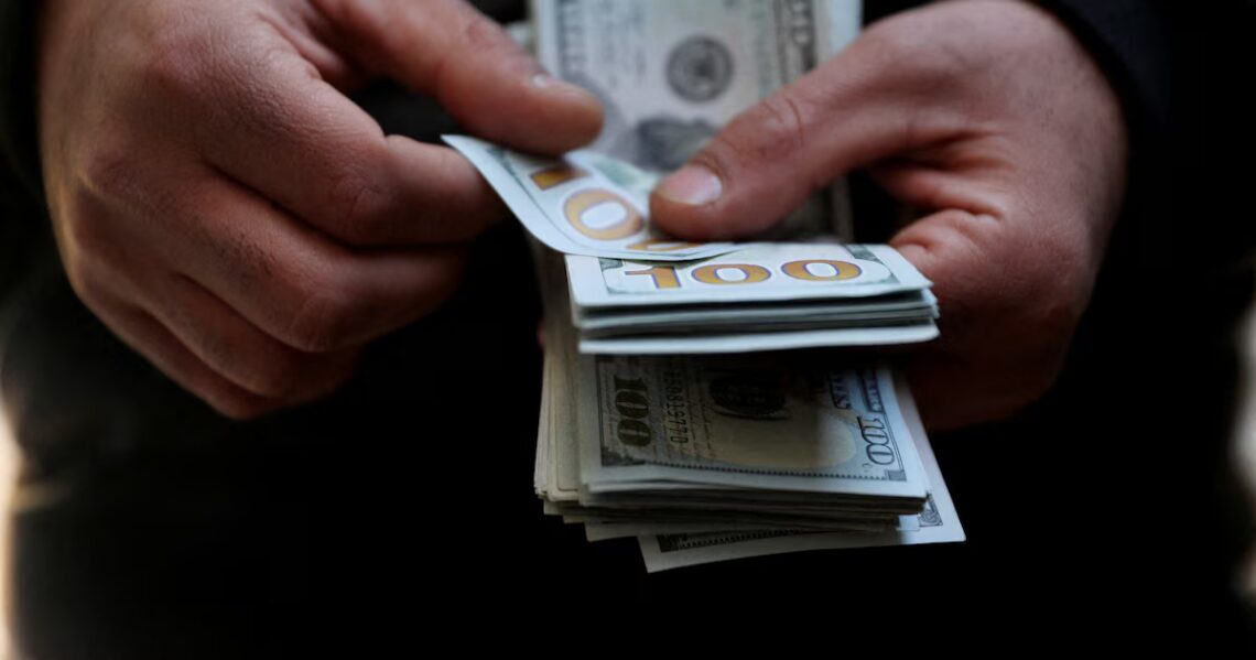 El dólar perforó los $1.400 impulsado por una amplia oferta y se alejó del techo de la banda cambiariaEn el mercado de cambios se negociaron más de USD 500 millones y el tipo de cambio mayorista recortó 13 pesos. Al público cedió a $1.415 para la venta en el Banco NaciónPor Juan Gasalla