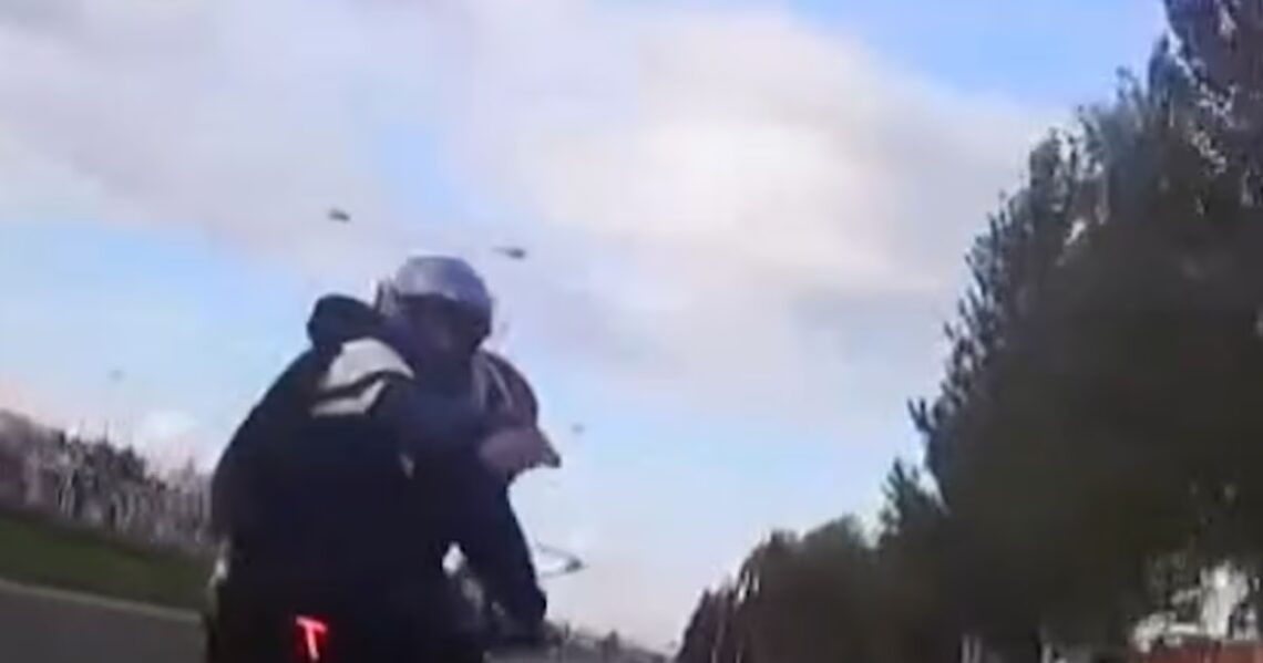 Violento ataque sobre la Ruta 3: le dispararon para sacarle la moto y registró todo con sus cámaras a bordo
