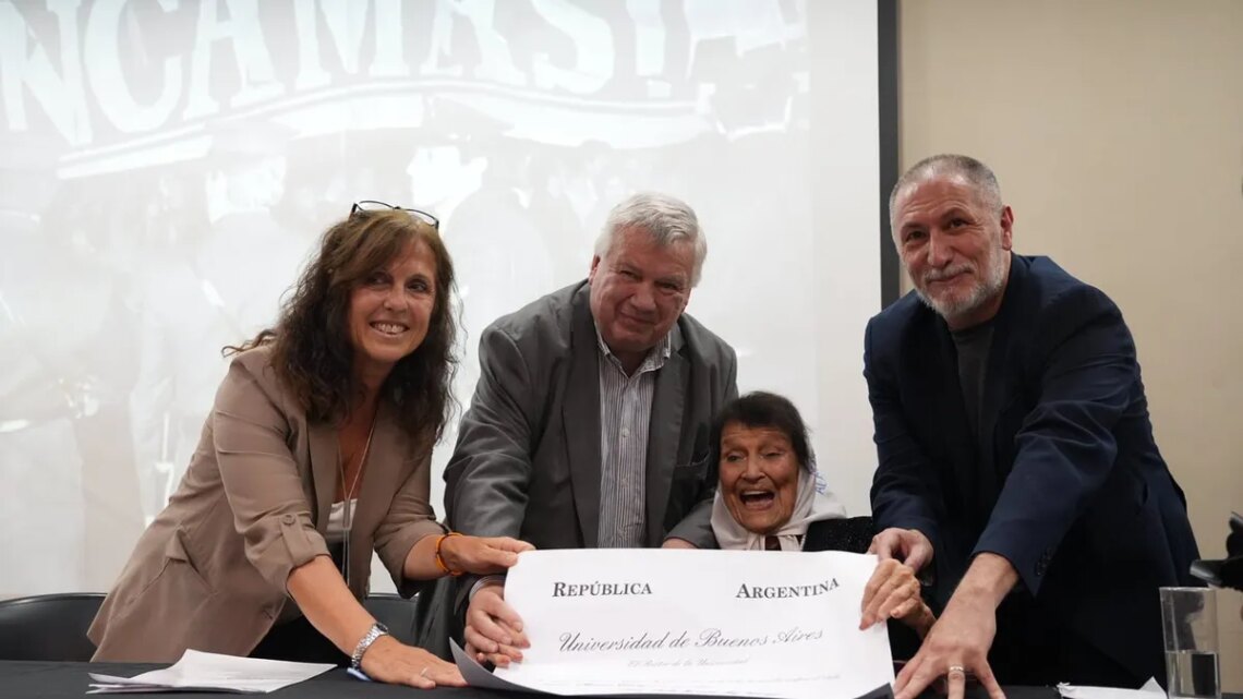 La UBA distinguió a Taty Almeida con el Doctorado Honoris Causa por su lucha por los derechos humanos