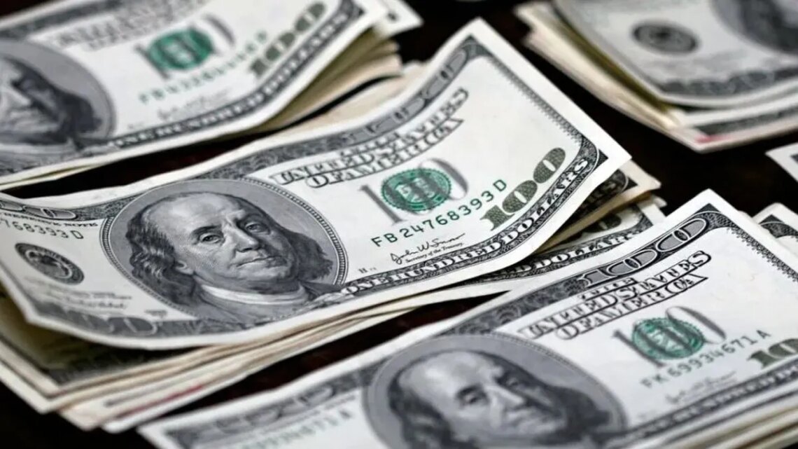 El dólar oficial cae por segundo día al hilo y quiebra los $1.400 por primera vez en la semana