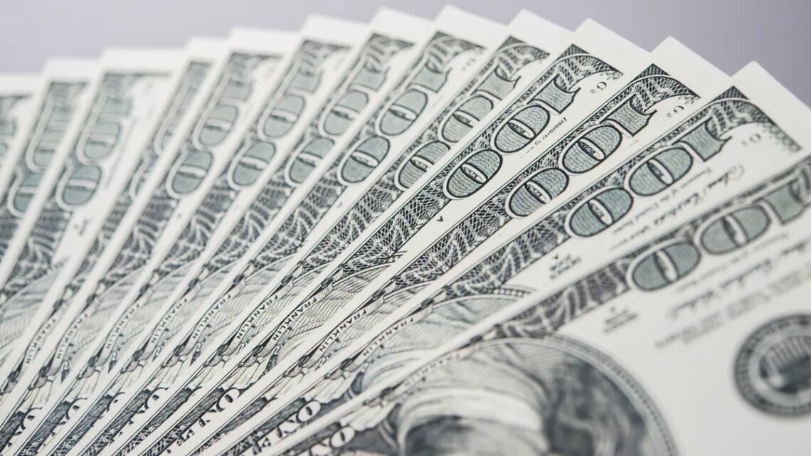 El dólar oficial cayó tras una racha de 4 subas al hilo, pero se mantuvo arriba de $1.400