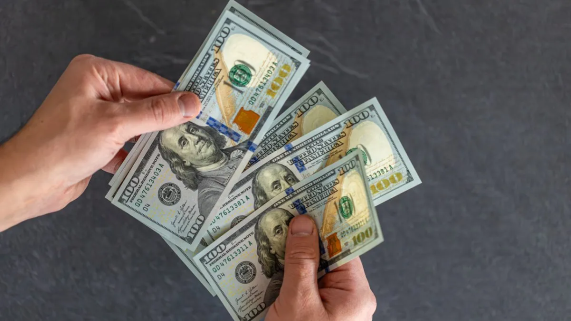 El dólar blue volvió a subir y amplió la brecha con el oficial en medio de la calma cambiaria