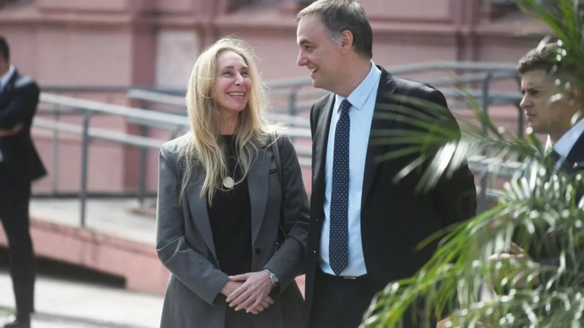 El “triángulo de hierro” sostiene a Manuel Adorni