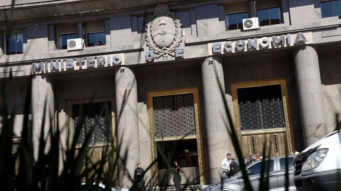 Deuda: Economía busca renovar $7,9 billones, estirar plazos hasta 2029 y conseguir más dólares por el Bonar