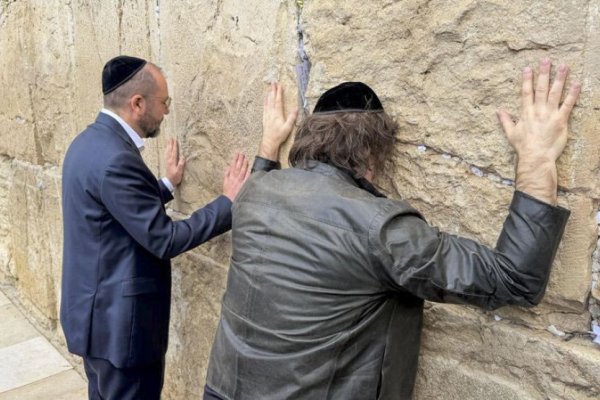 Milei llegó a Israel y visitó el Muro de los Lamentos como primer gesto de su agenda