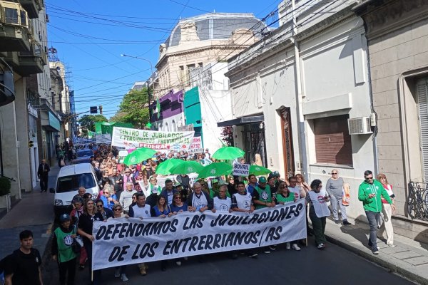 Trabajadores coparon las calles de Paraná contra la reforma jubilatoria del gobierno