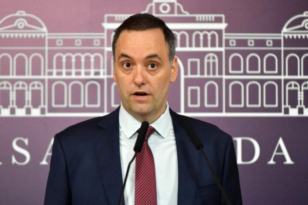 Adorni se presenta en Diputados bajo presión política y cuestionamientos
