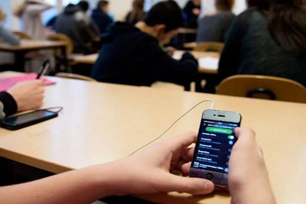 Ingresó al Senado un proyecto para prohibir el uso de celulares en escuelas de Entre Ríos