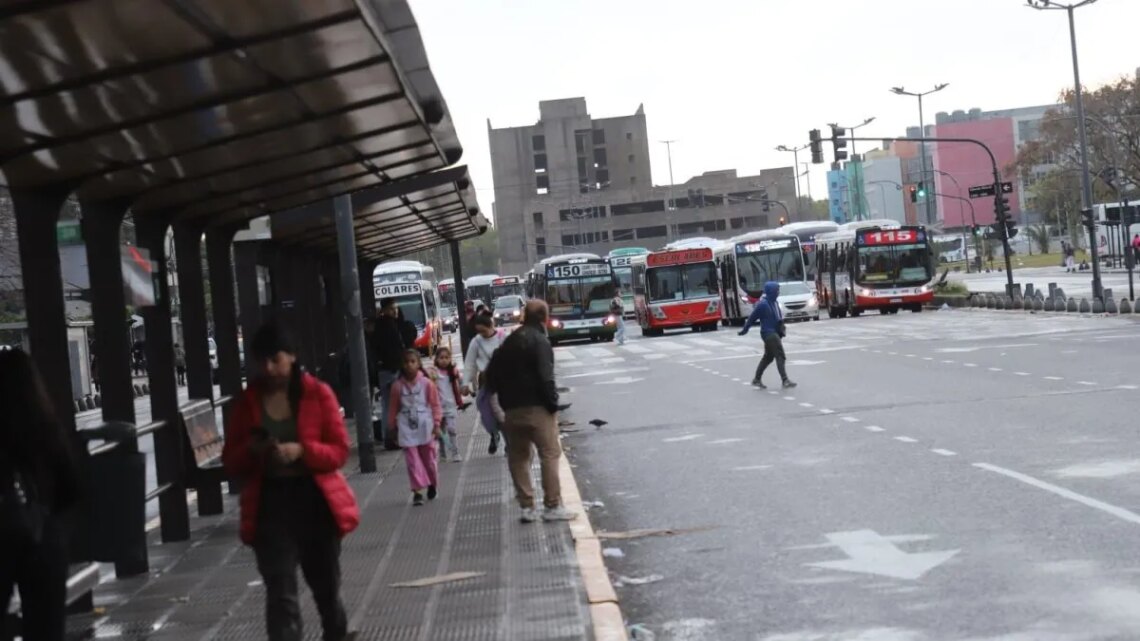 Transporte en crisis: el Gobierno negocia con empresas de colectivos en medio del estado de emergencia