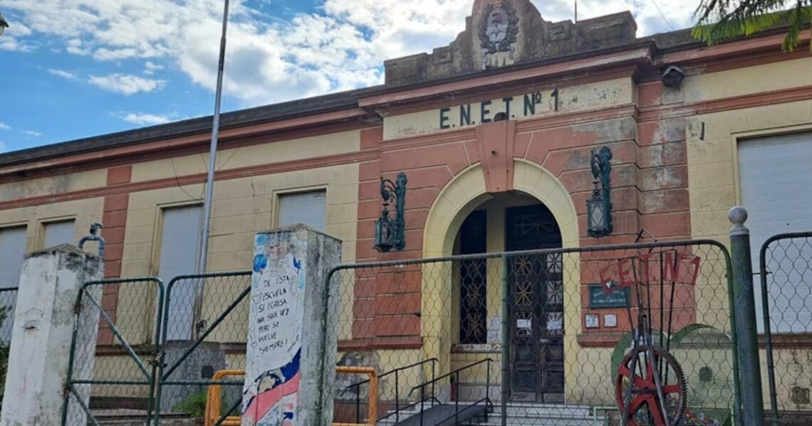 La increíble estafa de la preceptora acusada de robar USD 45 mil de un viaje de estudios: “Falsificó documentos de una aerolínea”Ocurrió en la localidad de Bragado. Fueron 37 las familias afectadas. Mes a mes, los damnificados transferían el dinero a la cuenta personal de la mujer. “Me patiné la plata”, habría dicho la acusada