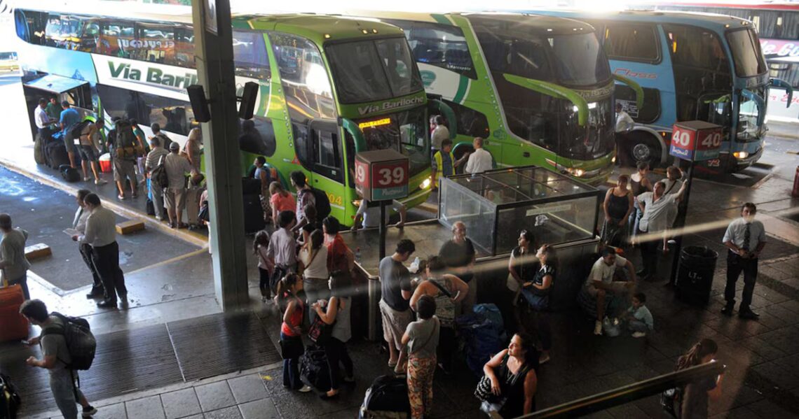El Gobierno dejará de pagarle a las empresas por pasajes gratuitos para personas con condiciones de salud especialesLa medida se aplica a empresas de transporte de larga distancia. Estas deberán seguir entregando los boletos sin cargo