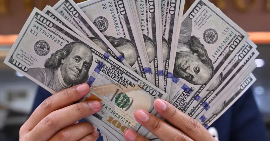 Boom de emisiones de deuda: el Gobierno y las empresas buscan captar los dólares depositados en los bancosEl equipo económico ya consiguió más de USD 2.200 millones a través de Bonares, pero los privados no se quedan atrás. Aprovechan tasas muy bajas en moneda dura y que los ahorristas buscan rendimientos más altos. Quiénes salen a financiarse esta semanaPor Pablo  Wende