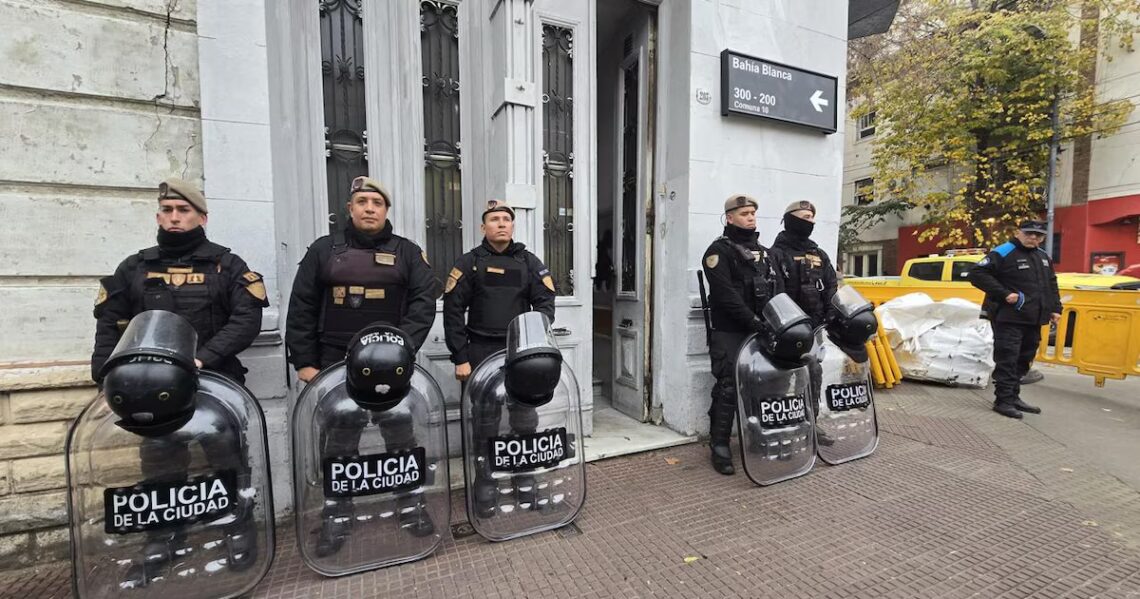El gobierno porteño desalojó en Floresta una vivienda usurpada que era utilizada como hotel informal y taller textil clandestinoPor orden judicial, la Policía de la Ciudad allanó una propiedad en la calle Bahía Blanca. Los ocupantes no pagaban el alquiler desde julio de 2022. El testimonio de la familia que recuperó la casa