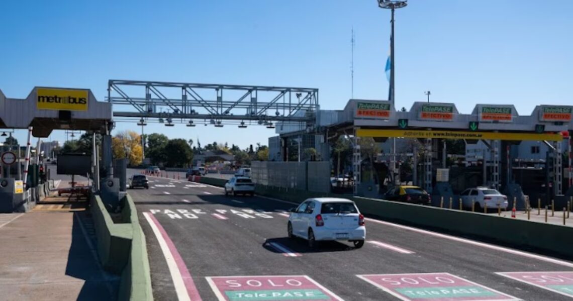 Se bajó por un desperfecto en su camioneta en plena autopista, lo atropellaron y murió: buscan al conductor que se fugóEl hecho ocurrió en el peaje Parque Avellaneda de la autovía Perito Moreno, mano a Provincia. Un joven de 19 años también fue embestido y está internado con politraumatismos. El otro vehículo escapó del lugar y los buscan a través de las cámaras de seguridad
