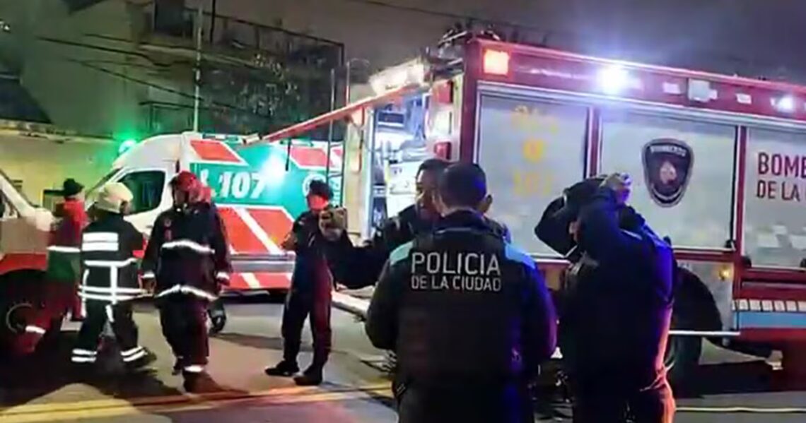 Un colectivo impactó contra un auto en Mataderos y hay al menos seis heridosEl episodio ocurrió en la intersección de la avenida Coronel Cárdenas y la calle Monte. Dos personas fueron trasladadas al Hospital Santojanni