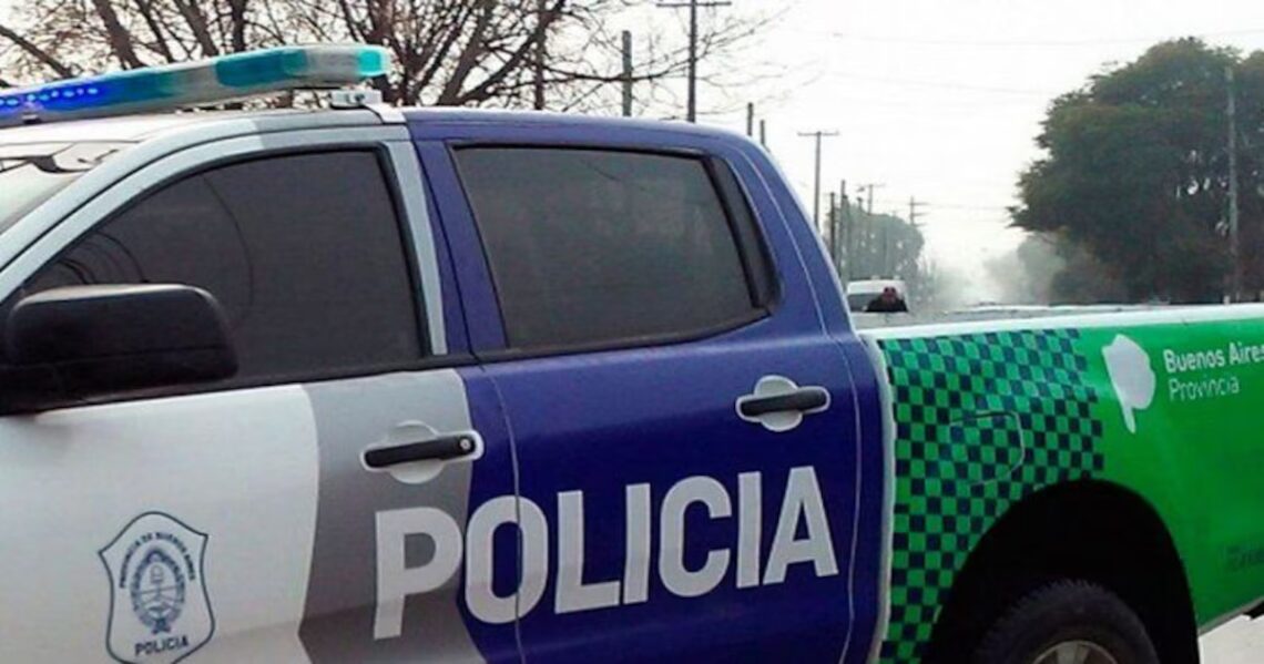 Un automovilista embistió a un repartidor en La Plata, escapó y ahora es buscado por la PolicíaEl motociclista cayó al asfalto y fue auxiliado por vecinos. El hecho quedó registrado por cámaras de seguridad
