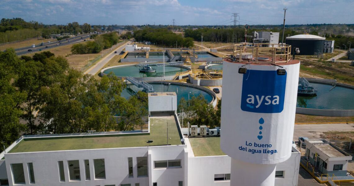 El Gobierno lanzó la licitación para privatizar AySA y vender el 90% de las acciones estatalesLa compulsa prevé participación de firmas locales y extranjeras, evaluación económica y selección de un operador especializado para el servicio en el AMBA. La primer apertura de sobres será el 27 de agosto