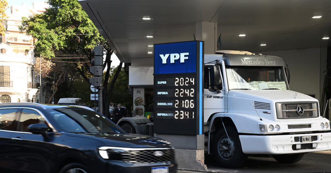 La guerra, el petróleo y el precio de las naftas en Argentina: por ahora, solo una pausaLos aumentos en el mercado local fueron menores a los internacionales, pero la evolución y duración del conflicto son claves para determinar si el “amortiguador” que lideró YPF es suficientePor Sergio Serrichio