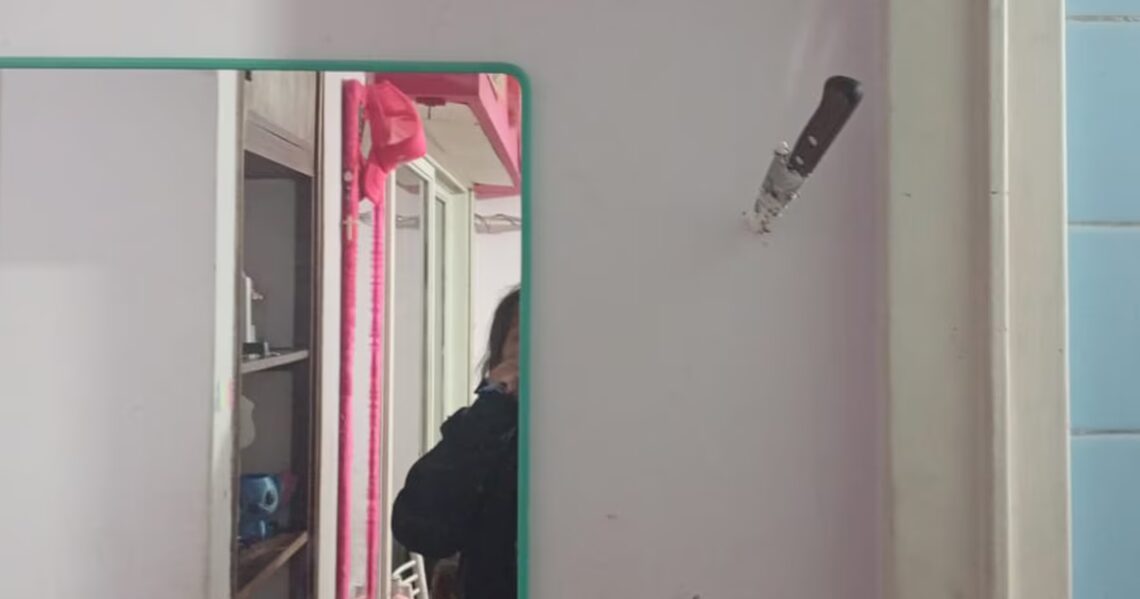 “Si no sos mía, no sos de nadie”: violó la perimetral e intentó clavarle un cuchillo a su ex delante de su hija de 5 añosEl ataque ocurrió en un departamento de Almagro. El agresor se presentó pese a tener una restricción vigente, la golpeó, intentó cortarle el pelo y luego quiso apuñalarla. La víctima logró escapar y él quedó detenido con prisión preventiva
