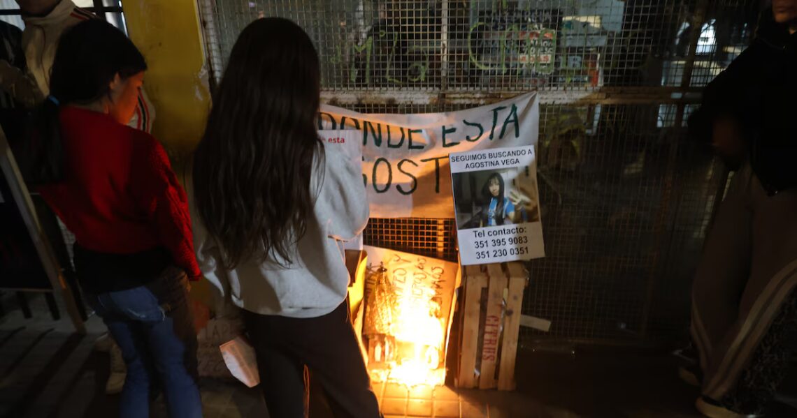 Marcha por Agostina Vega: familiares y vecinos piden Justicia tras el hallazgo de sus restos en CórdobaEntre aplausos y carteles, los allegados reclaman por la adolescente de 14 años. Cortaron las calles con gomas, maderas y cartones que prendieron fuego