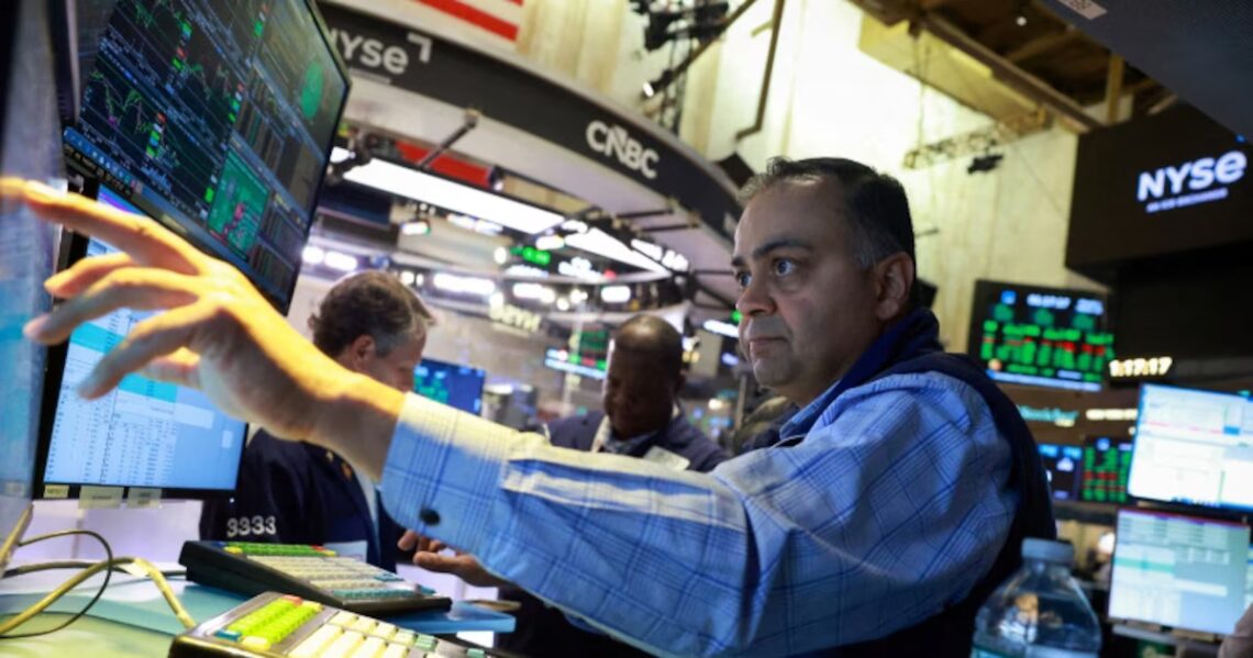 Jornada financiera: las acciones argentinas subieron hasta 9% en otro día récord para Wall Street y cayó el riesgo paísLas novedades geopolíticas impulsaron al S&P 500 y el Nasdaq a máximos históricos. El S&P Merval avanzó 2,8%, subieron los bonos y el riesgo país cedió a 508 puntos. El dólar avanzó a $1.430 en el Banco Nación y las reservas se acercaron a USD 48.000 millones tras un desembolso del FMIPor Juan Gasalla