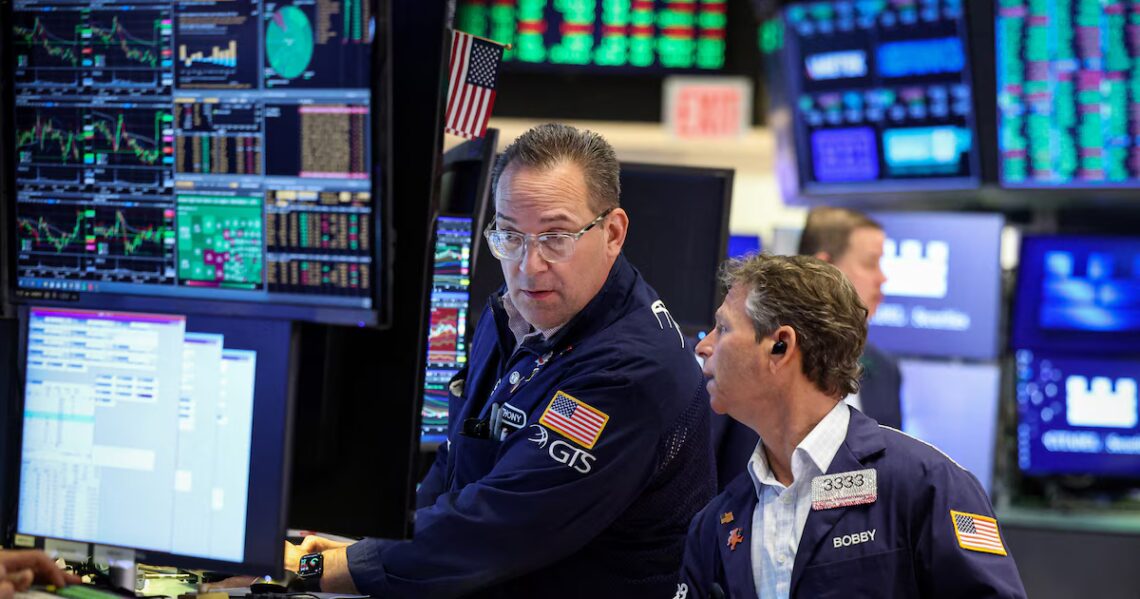 Jornada financiera: las acciones argentinas cayeron hasta 5% en Wall Street, pero el riesgo país profundizó la bajaLos índices S&P 500 y Nasdaq anotaron niveles récord, pero las acciones argentinas sufrieron bajas generalizadas. Los bonos avanzaron 1% y el riesgo país cedió a 539 puntos básicosPor Juan Gasalla