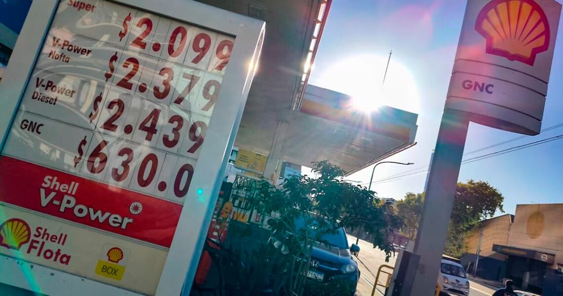 Combustibles: ventas en baja, el pacto de “paz” y la suba de impuestos ponen presión sobre los precios en los surtidoresMientras Vaca Muerta alcanza nuevos niveles de eficiencia y producción, el mercado interno oscila por la influencia del barril Brent y la carga fiscal que lleva la nafta súper por encima de $2.000 en la Ciudad de Buenos AiresPor Lola Loustalot