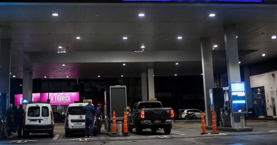 YPF aumentará el precio de los combustibles y luego lo mantendrá estable por 45 díasEl presidente de la petrolera, Horacio Marín, anunció un ajuste de 1% y la continuidad del “buffer” con el propósito de no trasladar sobresaltos del barril del petróleo al surtidor