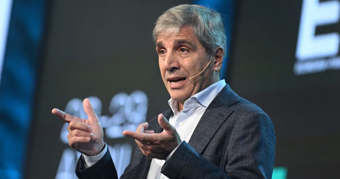 Caputo reconoció poco margen para más recortes: apuesta al crecimiento y al empleo formal para sostener el superávit fiscalEl ministro de Economía planteó que la próxima etapa del equilibrio de las cuentas públicas dependerá menos de la “motosierra” y más de un repunte de recaudación por más actividad y registración de trabajadoresPor Martín Fernández Nadale