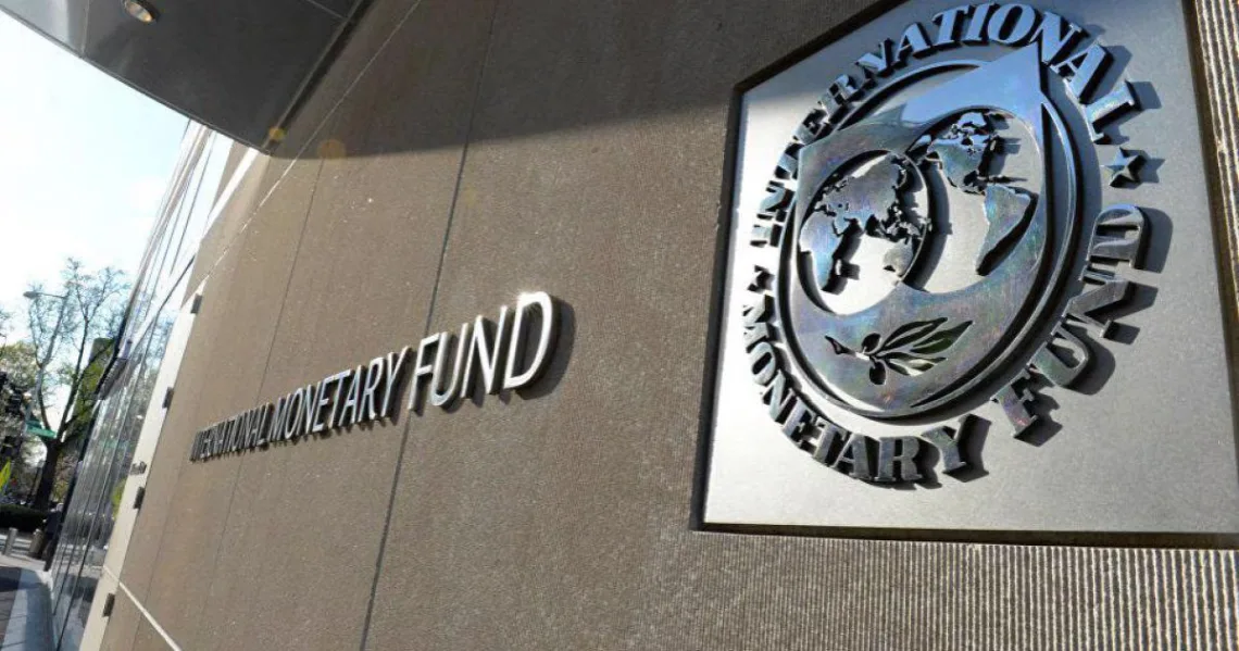 Pese a los elogios, el FMI aseguró que la economía sigue siendo vulnerable y advirtió sobre los riesgos por el contexto globalEl reciente Staff Report del organismo advierte sobre las tensiones geopolíticas del escenario internacional. También sobre la incertidumbre política interna y en caso de crisis no excluye usar el tipo de cambio como “amortiguador” Por Sergio Serrichio