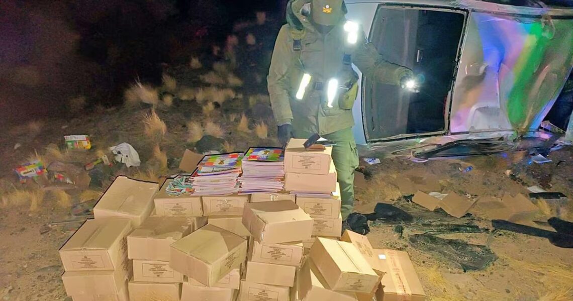 Intentó evadir un control, volcó y le descubrieron álbumes y figuritas del Mundial 2026 de contrabandoOcurrió en Mendoza. El conductor manejaba en estado de ebriedad cuando fue alertado por personal de Gendarmería. La carga que llevaba está valuada en 17 millones de pesos