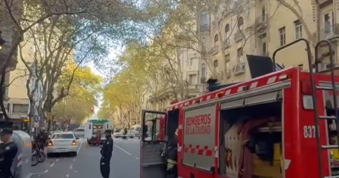 Susto en el microcentro porteño: se incendió un edificio y evacuaron a 45 personasOcurrió en Avenida de Mayo. Un departamento del noveno piso se prendió fuego pasado el mediodía. Los bomberos lograron controlar las llamas y resguardar a las personas en el lugar