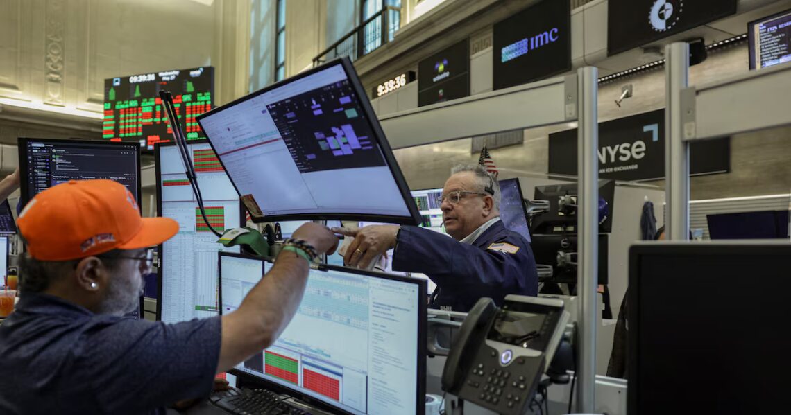 Mercados: las acciones argentinas trepan hasta 10% en Wall Street y cae el riesgo país antes de la megalicitación del TesoroEl S&P Merval gana 3,6% y vuelve a superar los 3 millones de puntos. Los ADR de bancos lideran la tendencia. Los bonos en dólares suben 0,3%, con un riesgo país en los 500 puntosPor Juan Gasalla