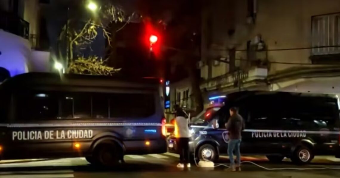 Intento de motín en una comisaría de Balvanera: cuatro detenidos y tres policías fueron hospitalizadosOcurrió durante la madrugada de este lunes en la Comisaría Comunal N° 3 de la Policía de la Ciudad, en medio de una requisa a los reclusos