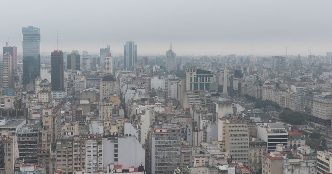Terminó la advertencia violeta por la niebla, pero sigue el cielo cubierto: cómo estará el tiempo este fin de semanaEl SMN anticipa dos días con cielo cubierto y bancos de niebla por la mañana. Las temperaturas no superarán los 16 grados