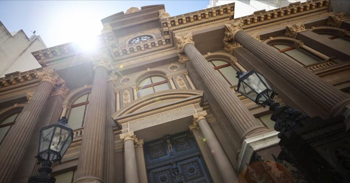 El Banco Central sumó USD 145 millones y se acerca al 90% de la meta anual de compra de dólaresLa autoridad monetaria hilvanó 92 jornadas consecutivas con saldo comprador y las reservas internacionales quedaron cerca del mayor nivel en la era Milei