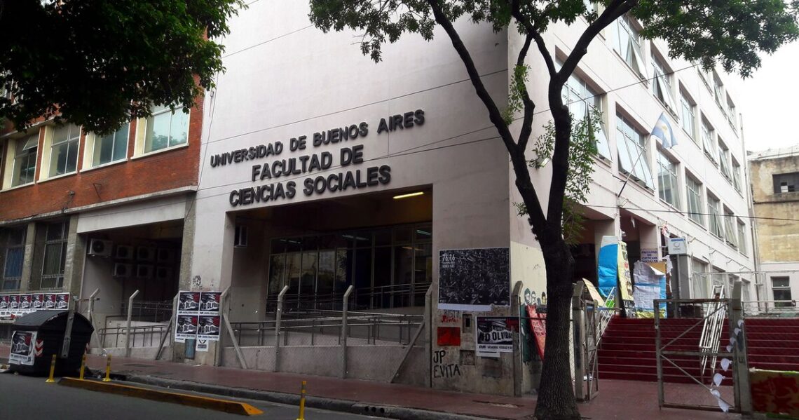Un estudiante de la UBA fue denunciado por acoso, se atrincheró en la facultad y un grupo de alumnas lo sacó a la fuerzaSe trata de un joven al que se le había prohibido el ingreso a la sede de Ciencias Sociales. Tras ser increpado por un grupo de alumnos, fue detenido por la Policía de la Ciudad y trasladado a un hospital