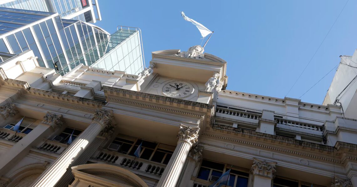 El Banco Central alcanzó la meta anual de compra de dólares tras sumar más de USD 10.000 millones en 2026La autoridad monetaria hilvanó 100 jornadas consecutivas con saldo positivo. El ministro de Economía, Luis Caputo, anticipó que podrían comprar hasta USD 24.000 millones en el añoPor Martín Fernández Nadale