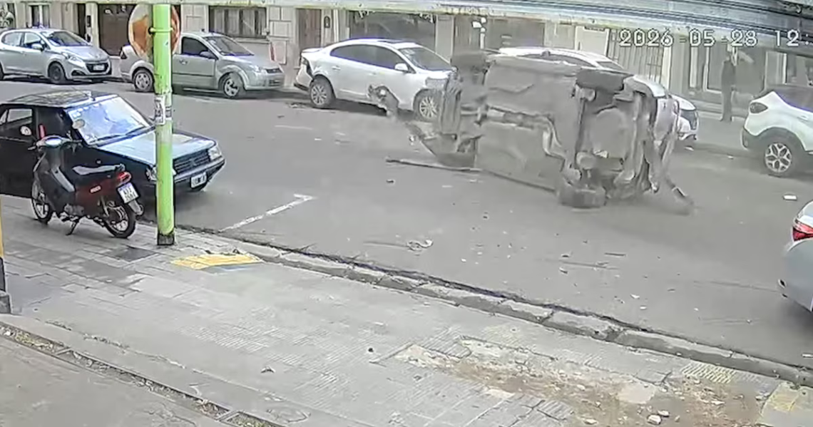 Espectacular choque: un jubilado se descompensó y chocó a seis autos en el centro de Bahía BlancaEl conductor fue asistido por personal de emergencias médicas y luego trasladado en código rojo al hospital. Permanece internado y está en grave estado