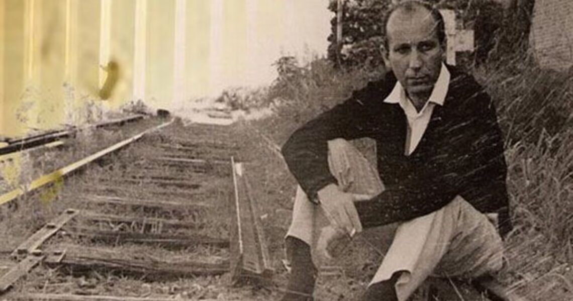 A 50 años de la desaparición de Haroldo Conti: el que llevaba dentro el río y las convicciones, el que no podía dejar de escribirFue uno de los escritores más destacados en la Argentina de los 60 y los 70. Autor de títulos que le valieron premios internacionales pese a los que nunca perdió de vista dónde estaban sus pies, dónde su cabeza. Rechazó la posibilidad de obtener la beca Guggenheim por venir de un sistema al que criticaba, se negó a exiliarse cuando empezó la dictadura aunque se sabía perseguido y nunca cejó de defender sus ideas, de vivir según ellas, en su ley