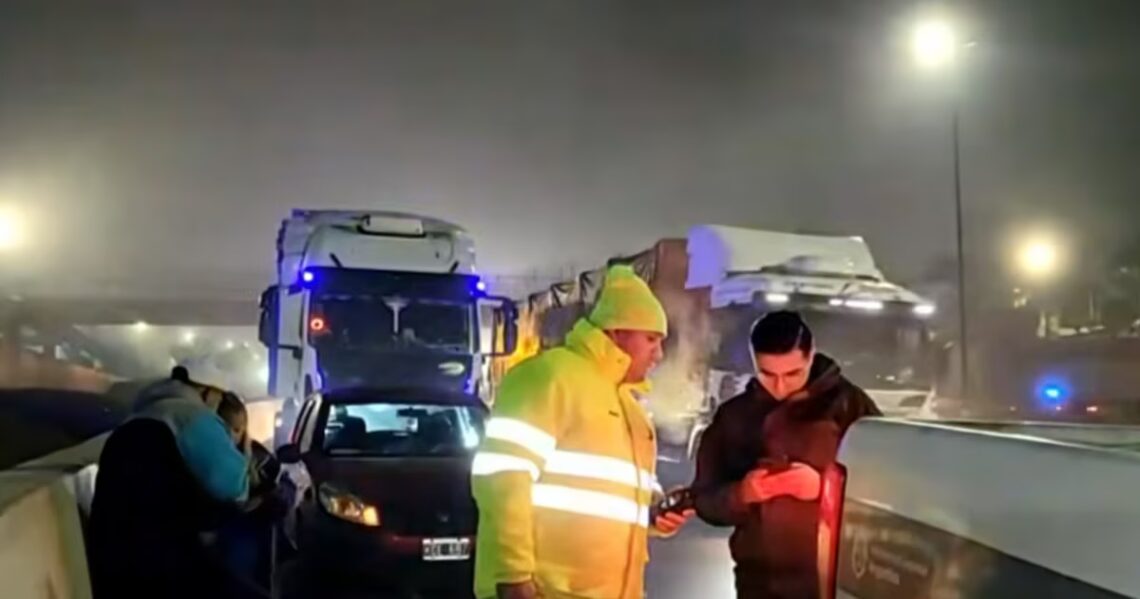 Choque en la autopista Dellepiane: un camión impactó contra un auto y hay congestión de tránsitoEl accidente se produjo en medio de una jornada cargada de neblina. Hay un solo carril habilitado